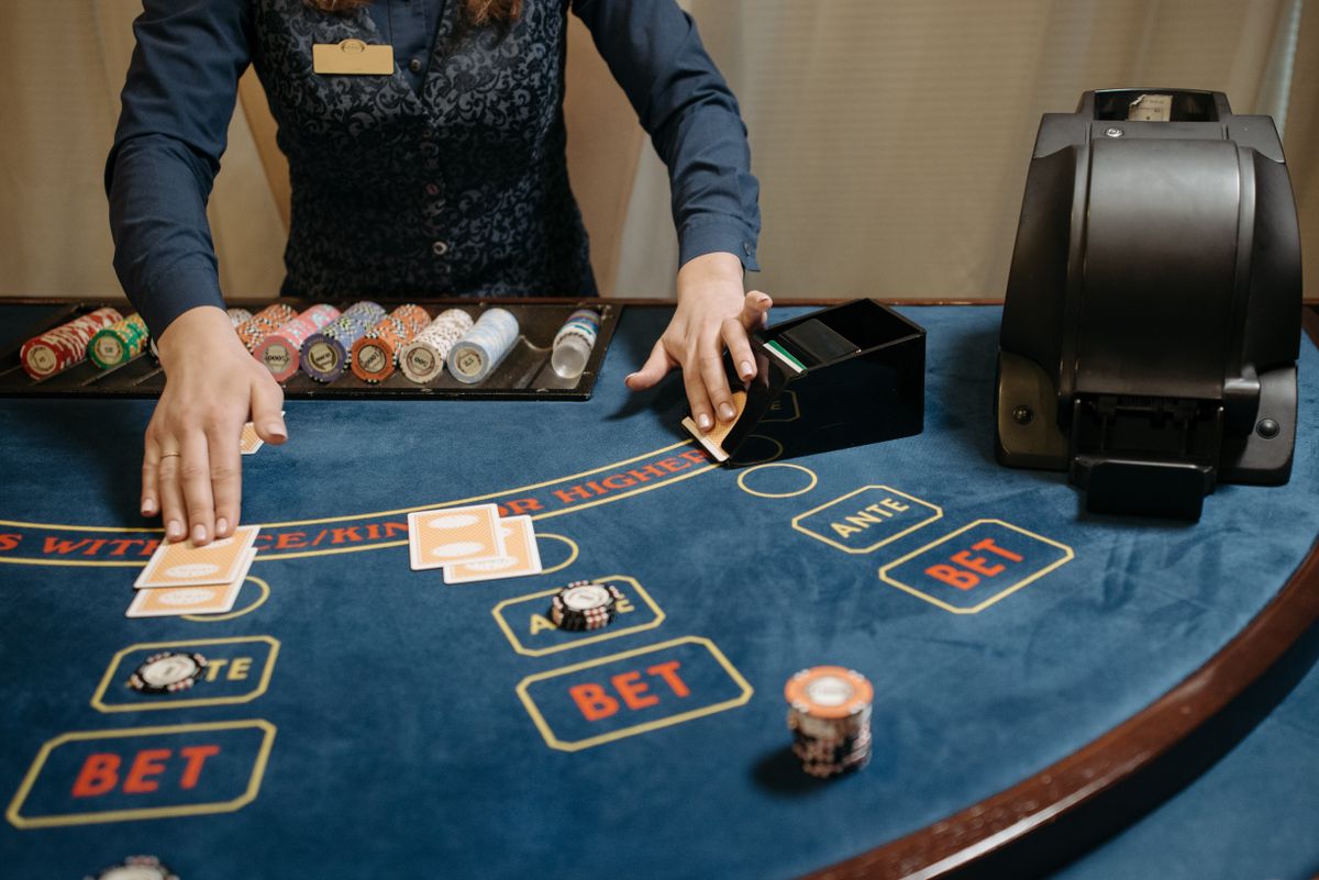 Kartu baccarat yang dibagikan di meja live casino