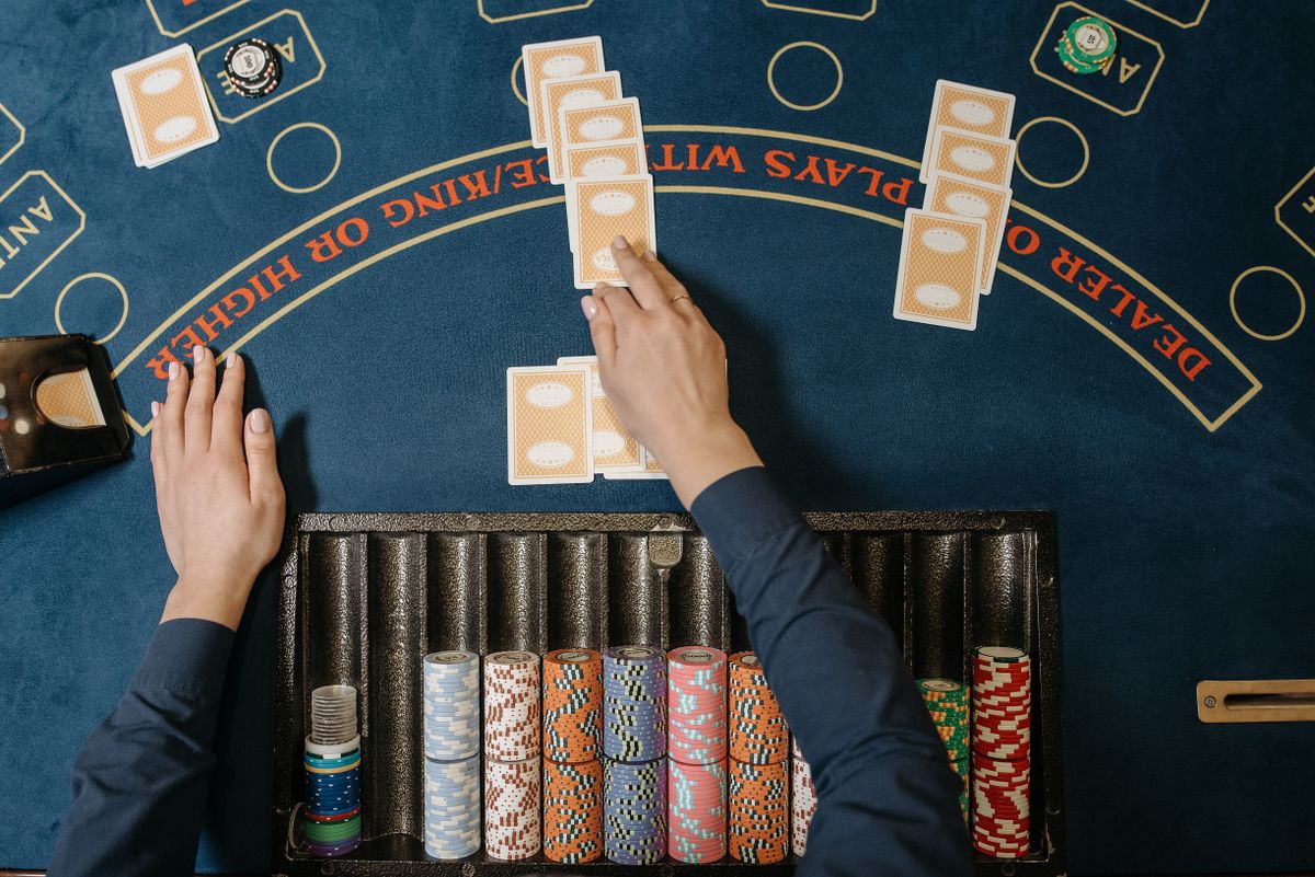 Dealer blackjack membagikan kartu di meja live casino
