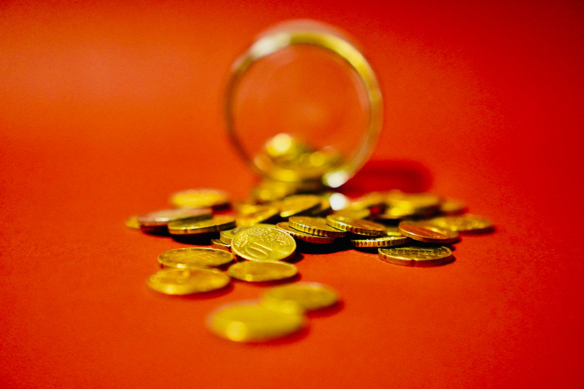 Tumpukan koin emas melambangkan bonus selamat datang