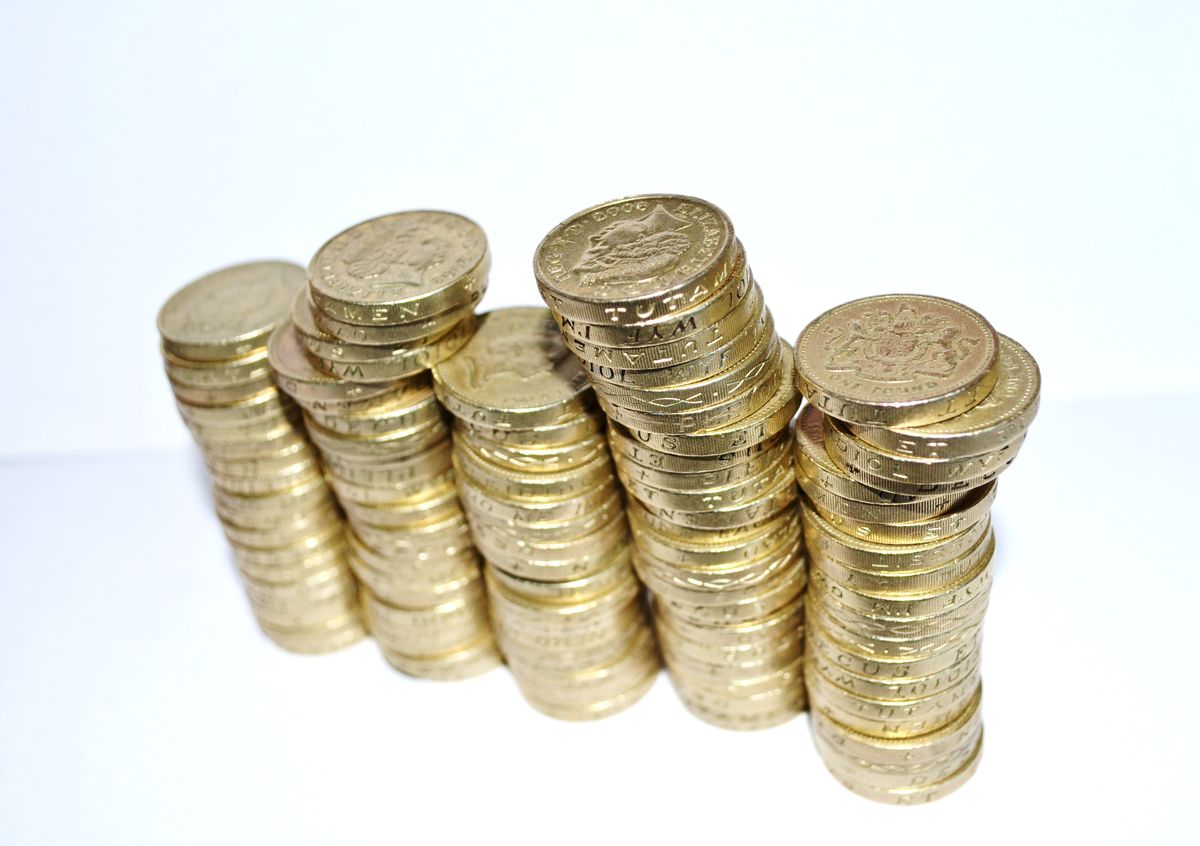 Koin emas dengan kalkulator melambangkan cashback mingguan