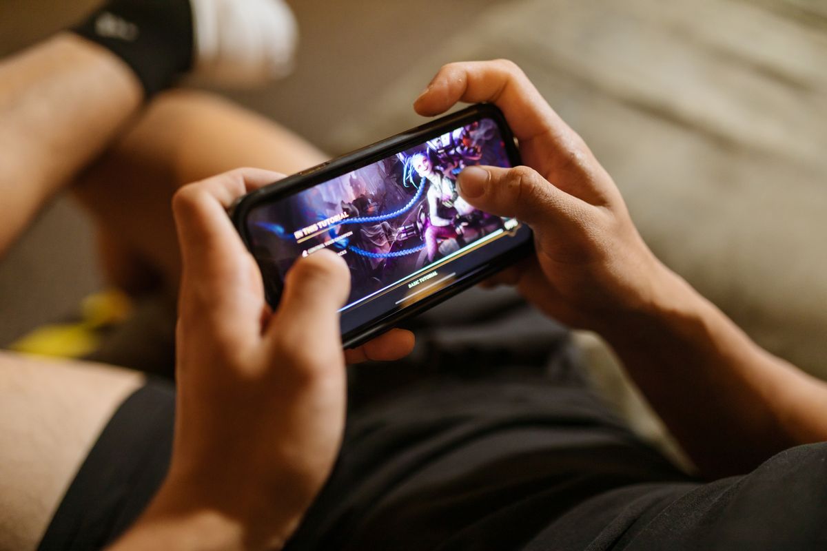 Bermain game online di ponsel