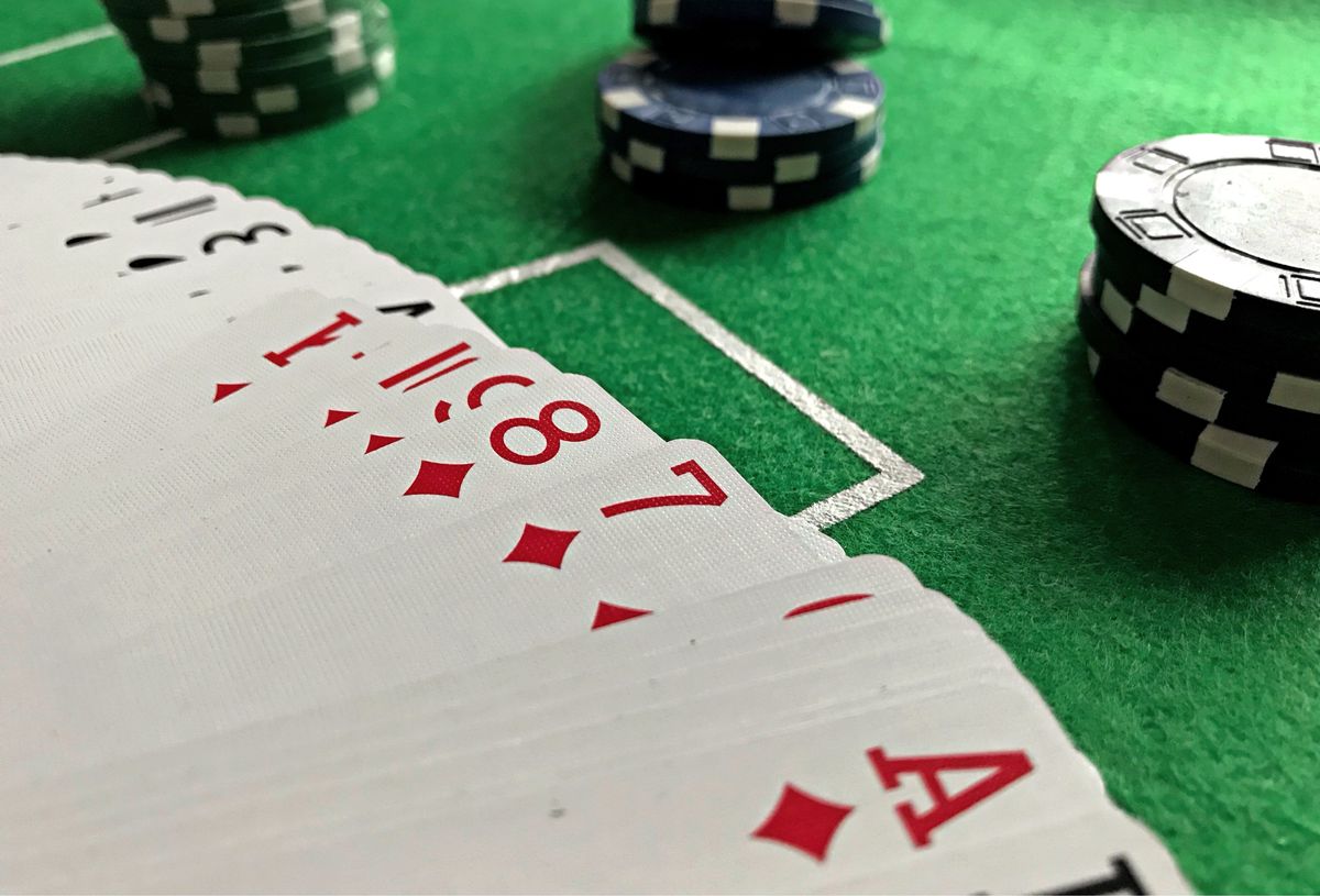 Kartu Texas Hold'em tersusun di atas meja poker