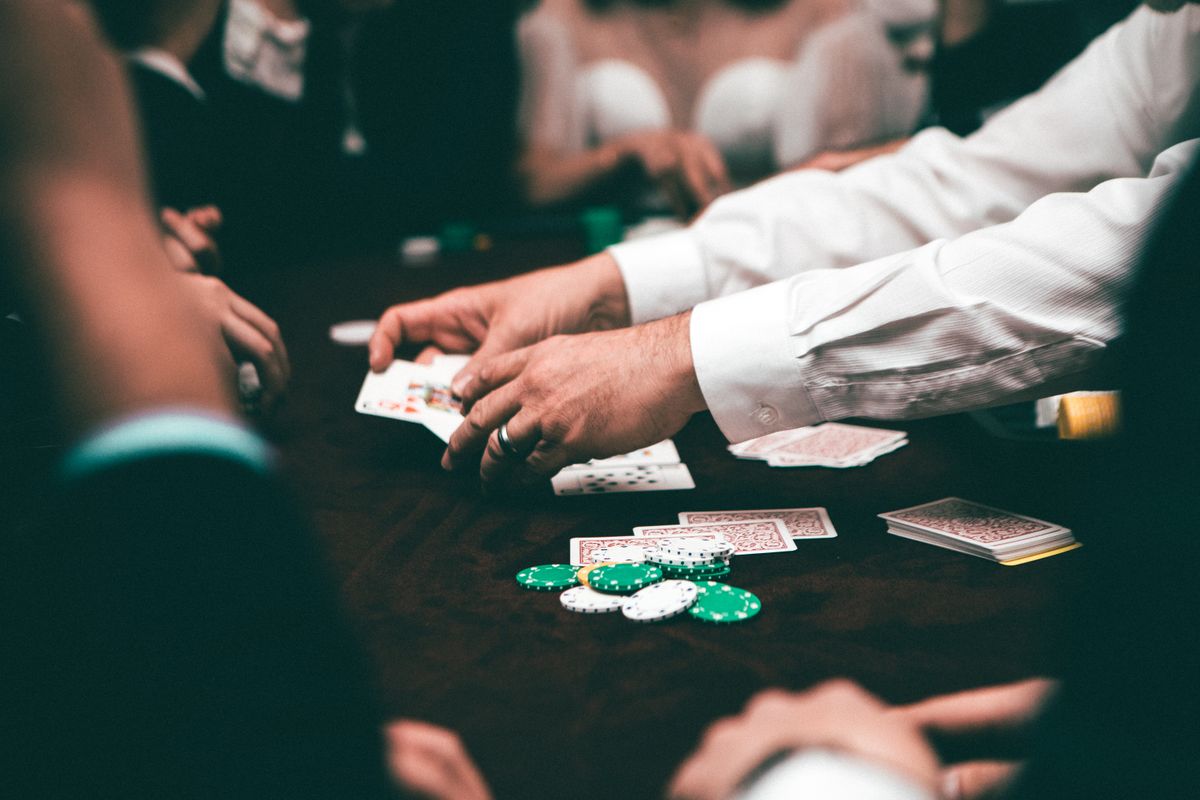 Situasi intens di meja Seven Card Stud dengan kartu terbuka