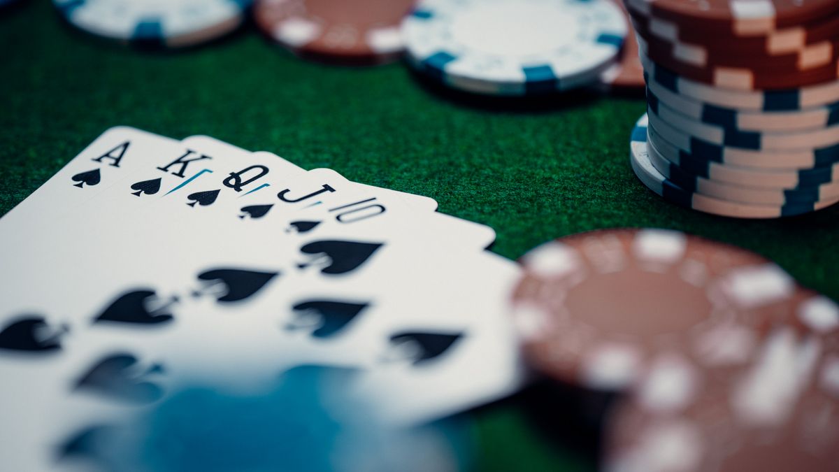 Kartu poker royal flush tersusun di atas meja hijau
