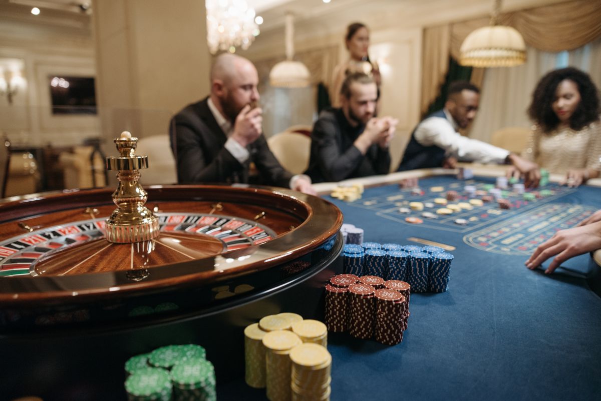Pemain di meja roulette melambangkan bonus rollingan