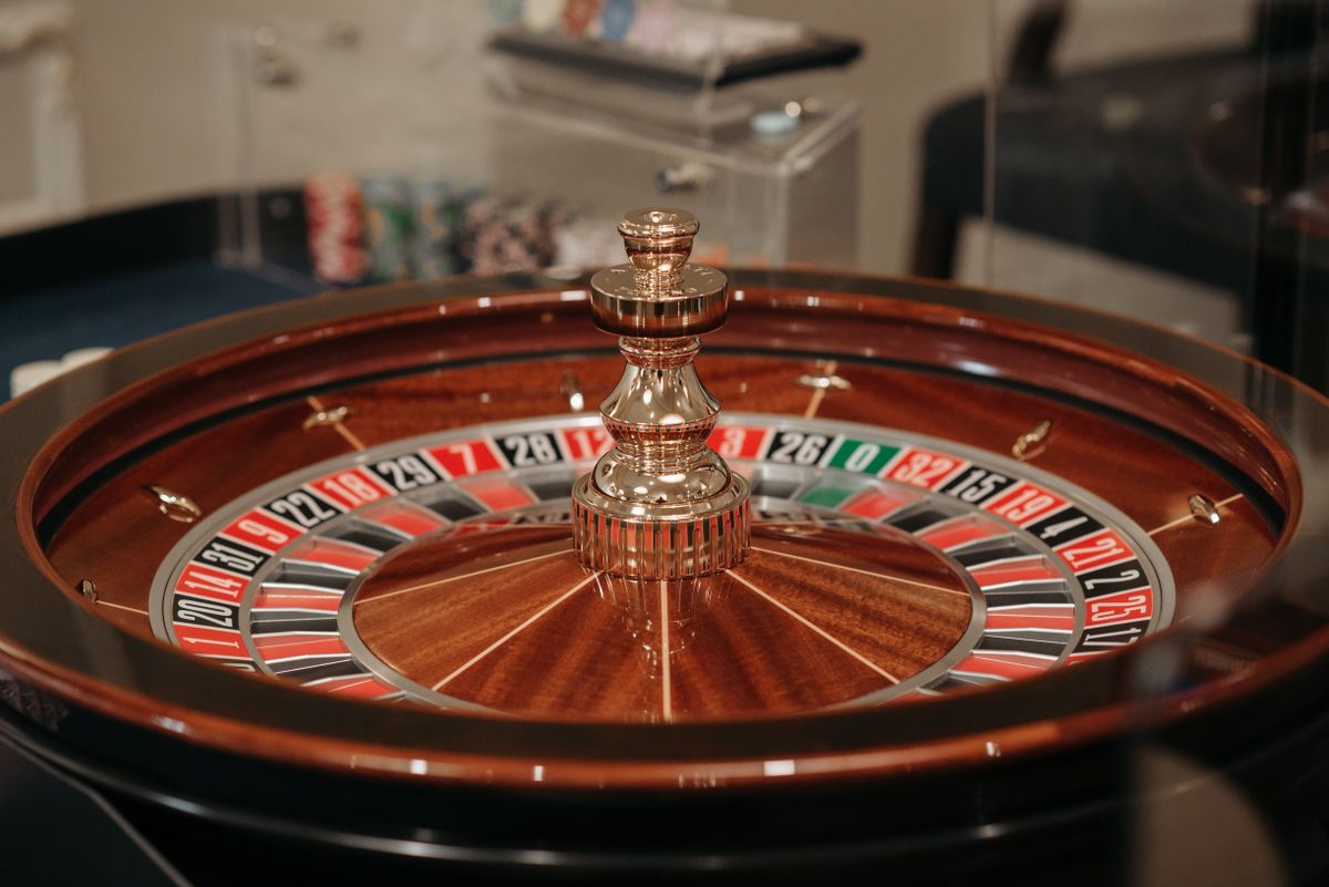 Roda roulette live casino dengan dealer profesional