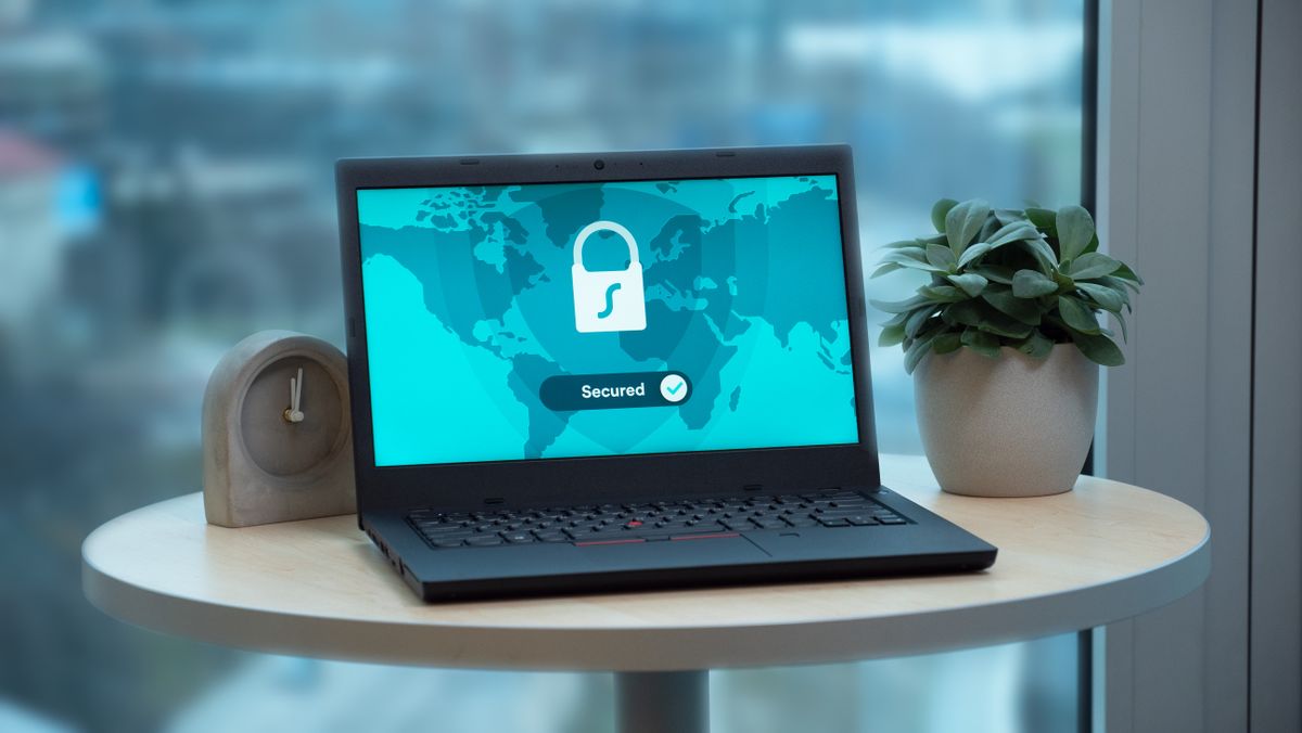 Laptop dengan informasi keamanan dan permainan bertanggung jawab