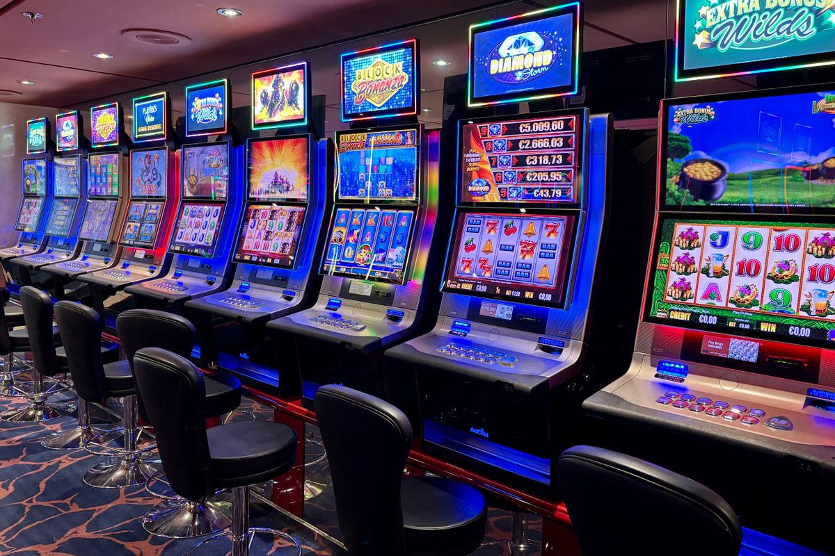 Mesin slot online dengan tampilan warna-warni