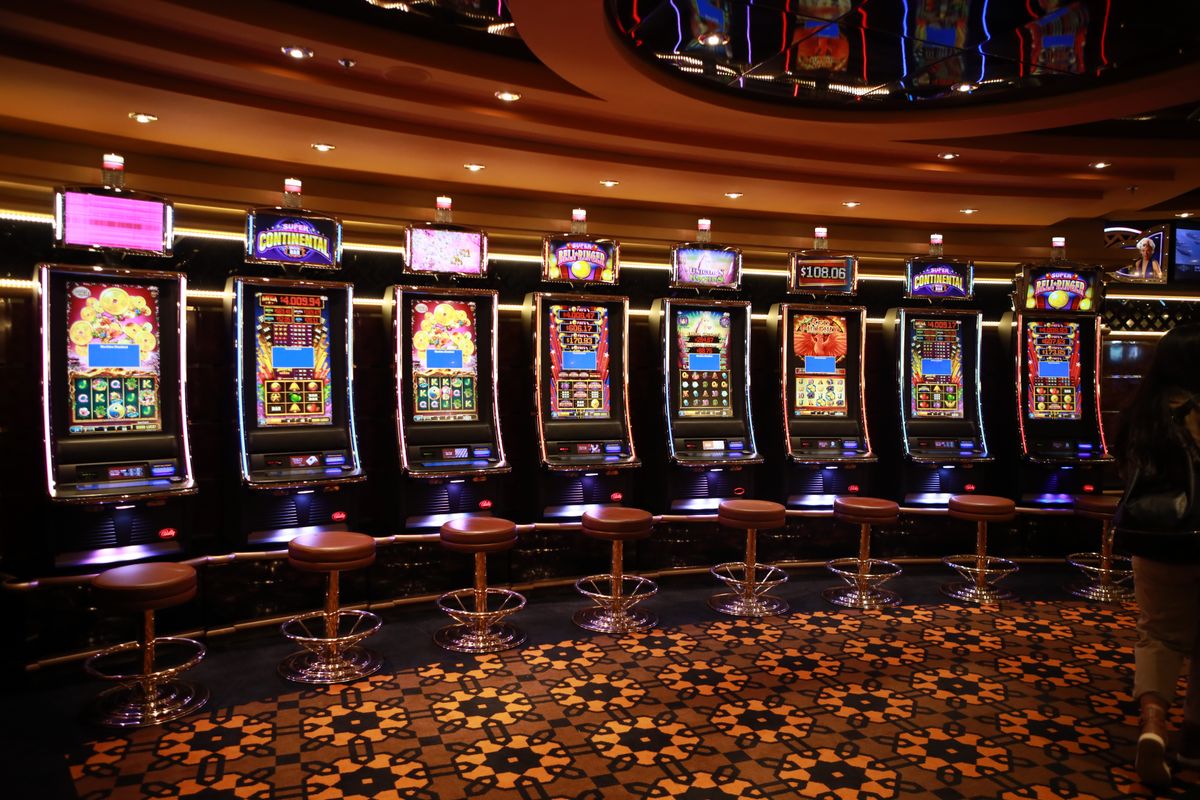Tampilan slot progresif bergaya mewah dengan jackpot terakumulasi