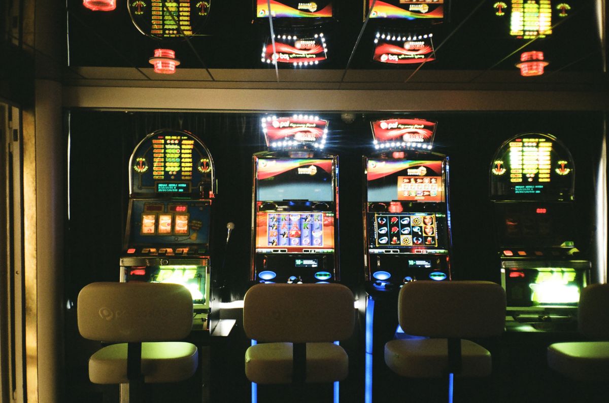 Barisan mesin slot klasik dengan tiga gulungan