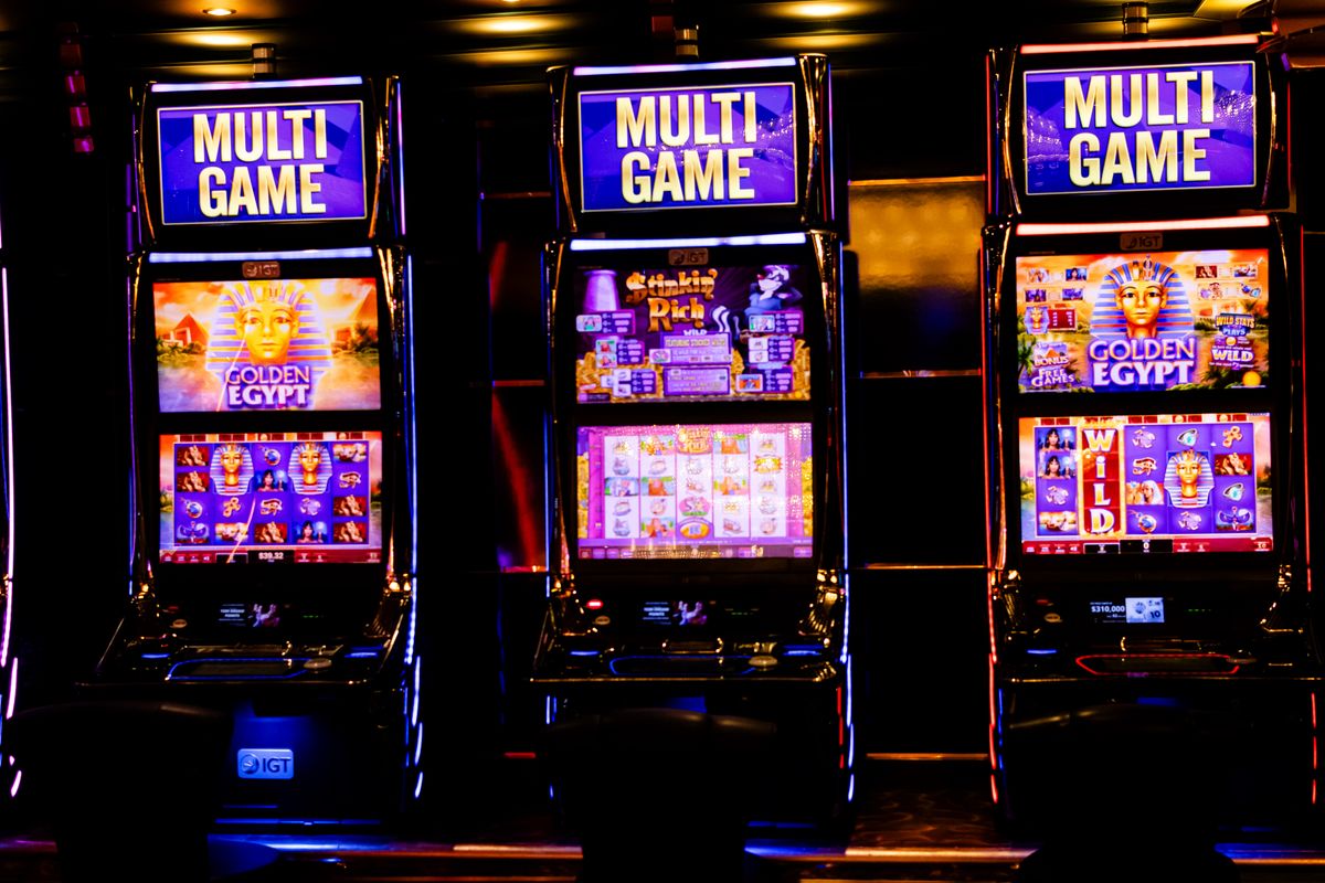 Mesin slot Megaways dengan tampilan dinamis di malam hari