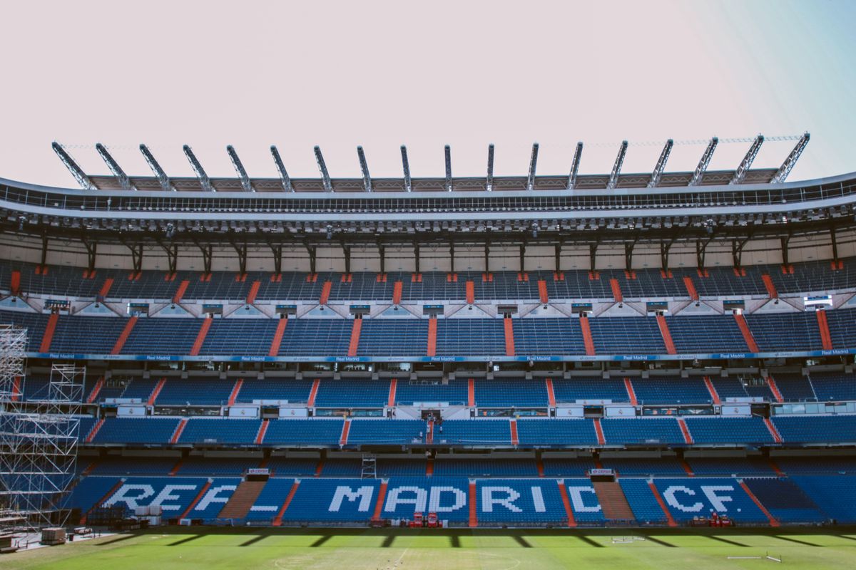 Stadion sepak bola dengan ribuan penonton saat pertandingan